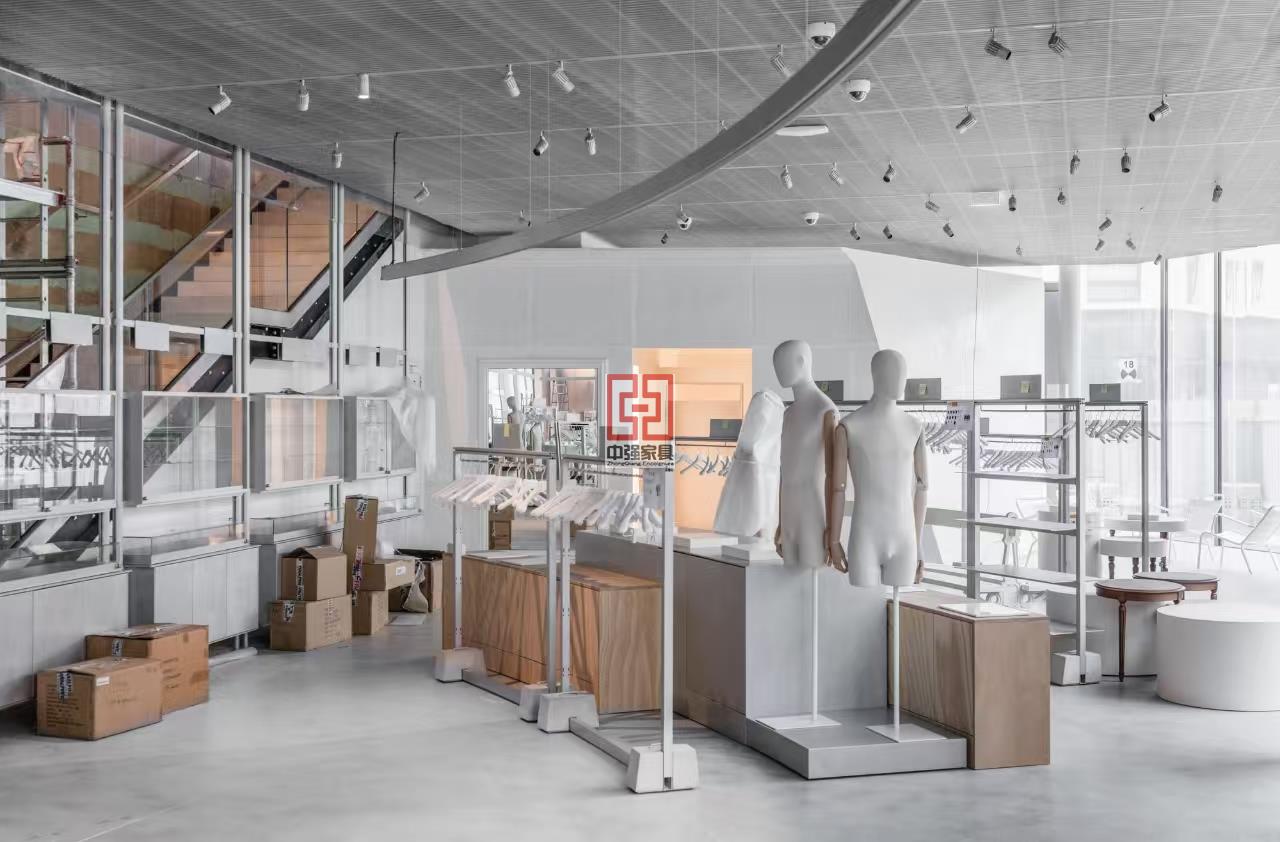 江蘇服裝展柜定制,專業(yè)設計與制作服務